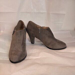 Journee Sanzi Zip-Up Heeled Bootie, 8.5M, Grey Suede